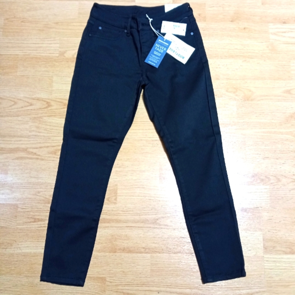 Bootlegger black cropped never fade skinny jeans. NWT. Size 25.